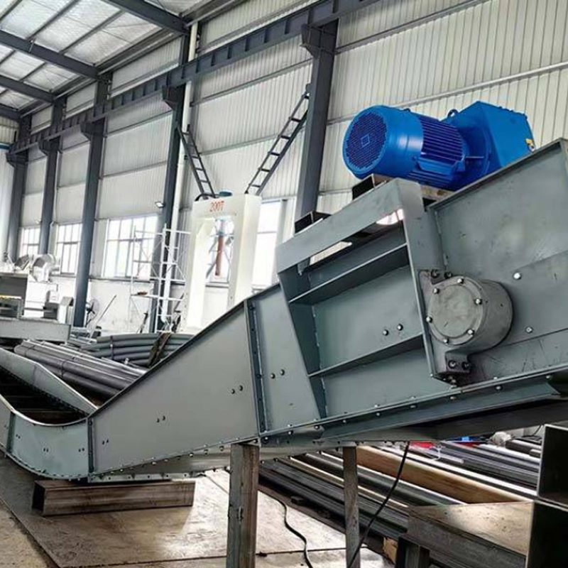 This cement-silo chain conveyor facilitates the reliable and orderly transport of cement from storage silos to various processing locations.