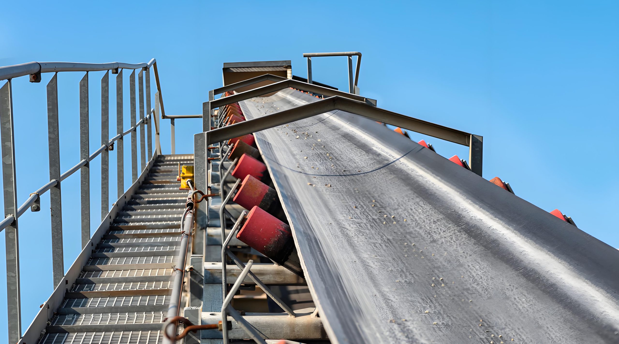 This is a belt conveyor with red and black conveyor rollers, suitable for the transportation and handling of various materials.