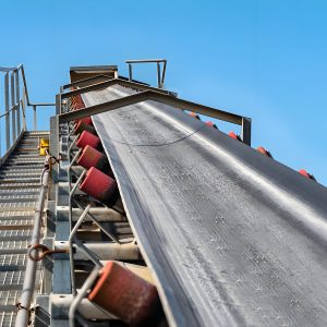 This is a belt conveyor with red and black conveyor rollers, suitable for the transportation and handling of various materials.