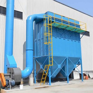 Un grand dépoussiéreur bleu - dépoussiéreur à sac LCDM, conçu pour assurer une filtration efficace de l'air sur les sites industriels.